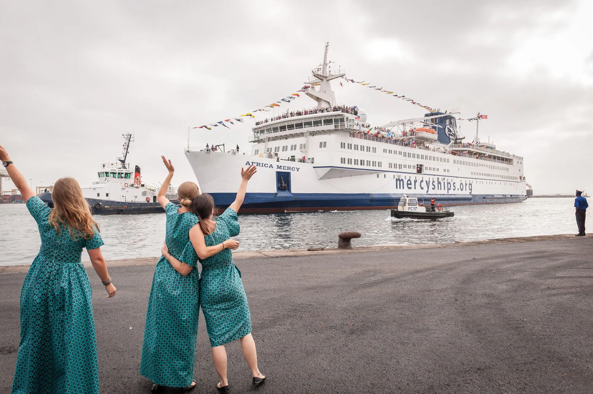 Voluntarios despidiendo al Buque Global Mercy desde la orilla