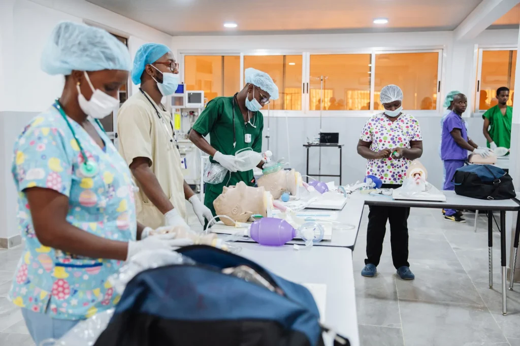 Voluntarios capacitandose sobre medicina dental