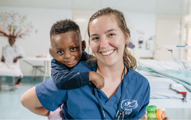 Emmanuel, um menino de 3 anos de Serra Leoa, está recebendo tratamento no navio-hospital Global Mercy para uma doença rara chamada linfangioma.